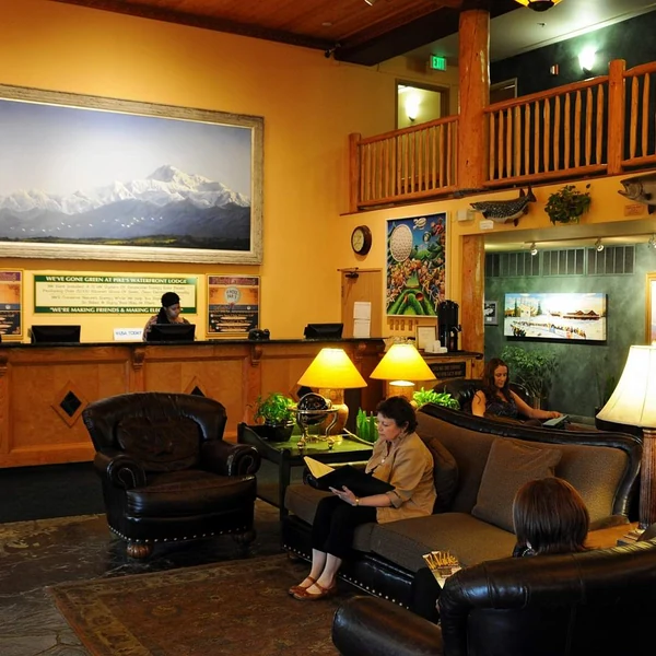 Pike’s Waterfront Lodge