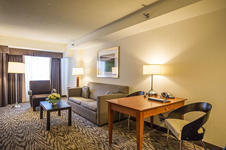 Mobile Airport Hotels for Families and Longer Stays: Which Fits Better?