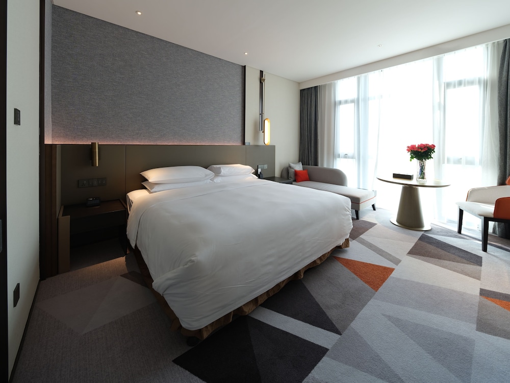Hotels Near Mobile Regional Airport (MOB): Hampton Inn vs. Homewood Suites